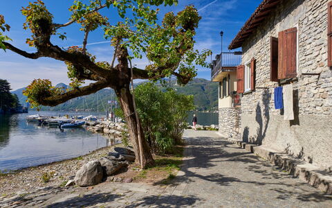La Cascina: L'Eau, Ciel, Fenêtre, Plante, Bâtiment, Bois, Arbre, Lac, Maison, Surface De La Route