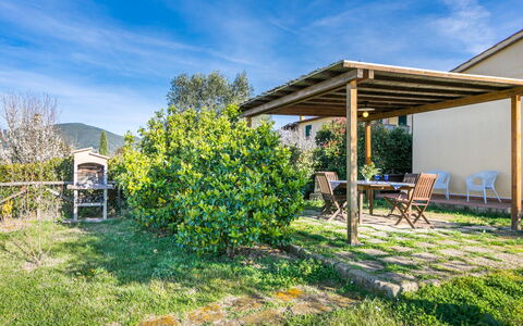 Lavender: Table, Meubles, Ciel, Propriété, Fenêtre, L'Eau, Bâtiment, Plante, Chaise, Design Intérieur