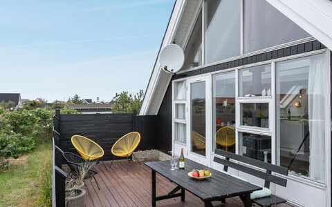 Fani - 200M from the Sea: Domicile, Zone Résidentielle, Maison, Chalet, Toit, Lot Terre, Siding, Jardin, Biens, Pelouse
