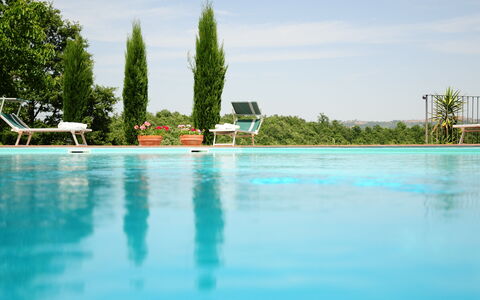 Casale Chieteno: L'Eau, Ciel, Nuage, Piscine, Plante, Arbre, Paysage Naturel, Bâtiment, Loisir, Maison