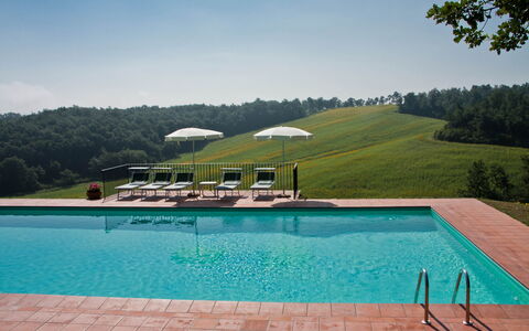 Casale Chieteno: L'Eau, Ciel, Propriété, Piscine, Plante, Parapluie, Bleu Azur, Rectangle, Ombre, Arbre