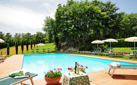Casale Chieteno: L'Eau, Plante, Ciel, Arbre, Bleu Azur, Piscine, Nuage, Mobilier De Jardin, Fleur, Loisir