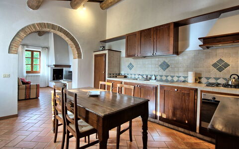 Casale Chieteno: Table, Meubles, Propriété, Cabinetry, Comptoir, Bois, Design Intérieur, Éclairage, Cuisine, Sol