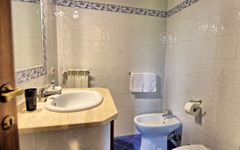Casale Chieteno: Robinet, Luminaire Plomberie, Miroir, Évier, Lavabo, Propriété, Salle De Bains, Violet, Armoire De Toilette, Design Intérieur