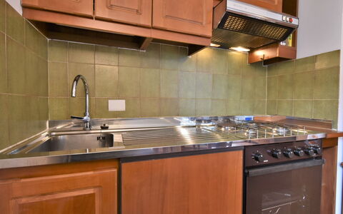 Stefania: Marron, Cabinetry, Comptoir, Propriété, Evier, Évier, Bâtiment, Robinet, Cuisine, Bois