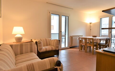 Stefania: Table, Meubles, Fenêtre, Canapé, Bois, Confort, Éclairage, Salon, Ombre, Sol