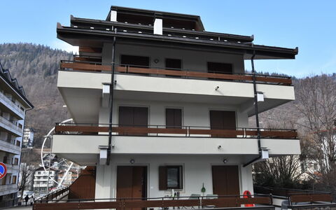 Stefania: Ciel, Bâtiment, Propriété, Fenêtre, Maison, Zone Résidentielle, Design Urbain, Arbre, Immobilier, Façade