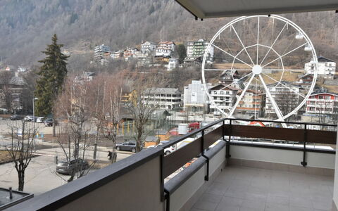 Stefania: Roue, Infrastructure, Architecture, Arbre, Véhicule, Bâtiment, Design Urbain, Espace Public, Ville