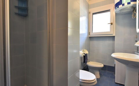 Stefania: Évier, Salle De Bains, Luminaire Plomberie, Design Intérieur, Robinet, Toilette, Lavabo, Fenêtre, Sol