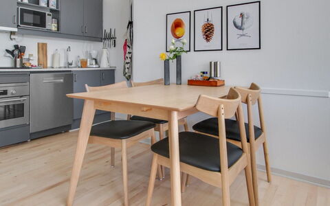 Jaakko - 100M from the Sea: Toit, Maison, Domicile, Chalet, Porte, Siding, Plate-Forme, Porche, Planche, Dur