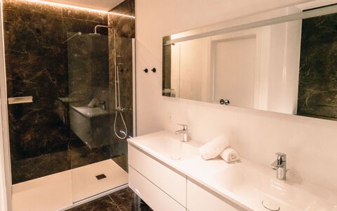 Sky Tower View with Parking: Miroir, Robinet, Luminaire Plomberie, Armoire De Toilette, Évier, Lavabo, Propriété, Cabinetry, Salle De Bains, Design Intérieur