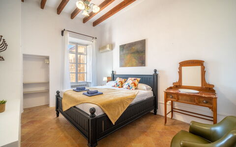 Cas Moliner: Meubles, Design Intérieur, Lit, Sol, Chambre, Sol, Mur, Pièce, Plafond, Bois