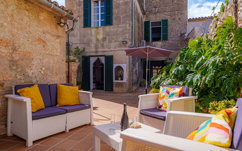 Cas Moliner: Propriété, Fenêtre, Bâtiment, Meubles, Table, Canapé, Bleu Azur, Ciel, Nuage, Ombre