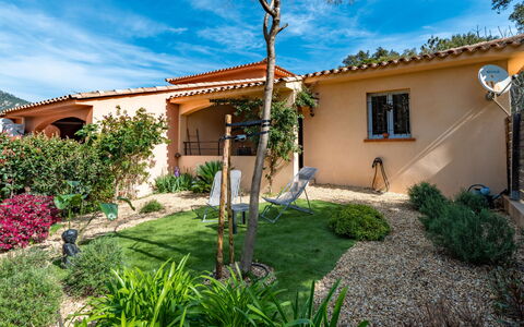 Casa Brigitte: L'Eau, Ciel, Nuage, Ressources En Eau, Montagne, Bleu Azur, Bleu, Cotiers Et Relief Océaniques, La Tour