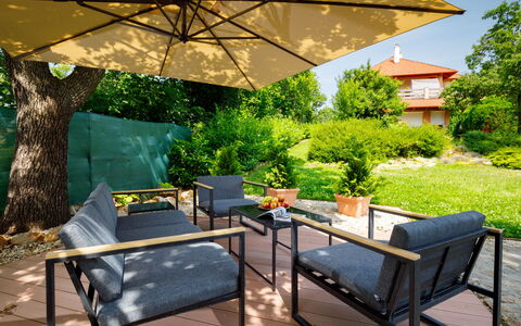 Zen: Plante, Propriété, Bâtiment, Table, Ombre, Arbre, Mobilier De Jardin, Maison, Immobilier, Paysage