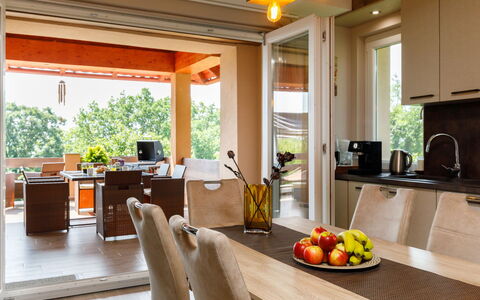 Zen: Comptoir, Propriété, Table, Canapé, Cabinetry, Cuisine, Evier, Bois, Design Intérieur, Éclairage
