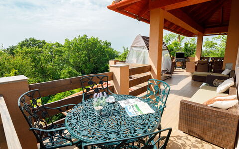 Zen: Propriété, Ciel, Table, Mobilier De Jardin, Tableau De Plein Air, Nuage, Bois, Ombre, Design Intérieur, Arbre