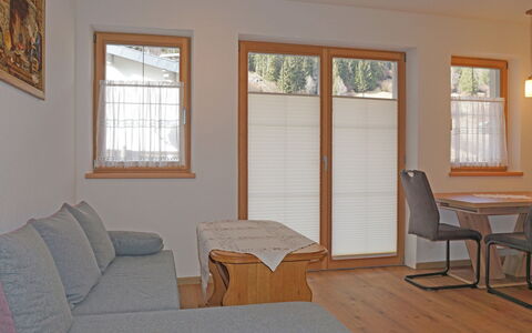 Wenns 113: Meubles, Propriété, Bâtiment, Fenêtre, Confort, Bois, Ombre, Design Intérieur, Salon