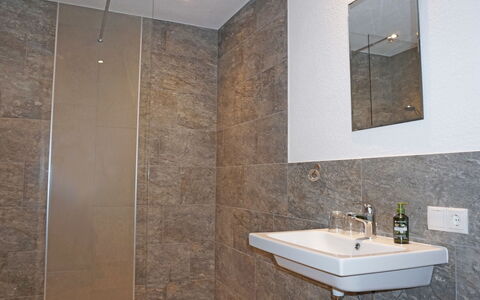 Wenns 113: Marron, Miroir, Robinet, Évier, Luminaire Plomberie, Propriété, Lavabo, Salle De Bains, Bois, Éclairage