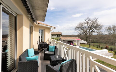 Lesgau: Table, Ciel, Meubles, Propriété, Bâtiment, Nuage, Vaisselle, Bleu Azur, Chaise, Design Intérieur