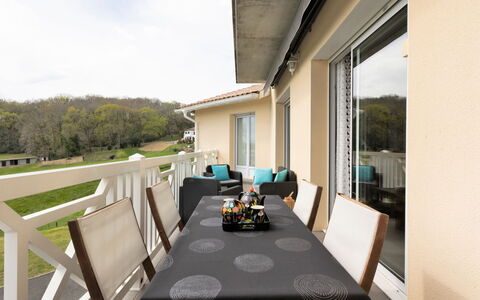 Lesgau: Table, Ciel, Meubles, Propriété, Bâtiment, Nuage, Vaisselle, Bleu Azur, Chaise, Design Intérieur