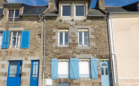 L'Emeraude: Table, Ciel, Meubles, Propriété, Bâtiment, Nuage, Vaisselle, Bleu Azur, Chaise, Design Intérieur