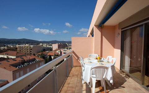 Les 3 Iles: Table, Ciel, Meubles, Propriété, Bâtiment, Nuage, Vaisselle, Bleu Azur, Chaise, Design Intérieur