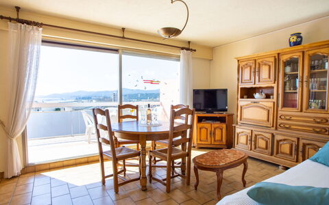 Les 3 Iles: Table, Ciel, Meubles, Propriété, Bâtiment, Nuage, Vaisselle, Bleu Azur, Chaise, Design Intérieur