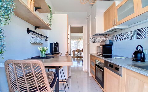 Epsom: Design Intérieur, Meubles, Sol, Bois, Sol, Cuisine, Comptoir, Plafond, Éclairage, Luminaire