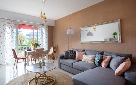 Epsom: Table, Ciel, Meubles, Propriété, Bâtiment, Nuage, Vaisselle, Bleu Azur, Chaise, Design Intérieur
