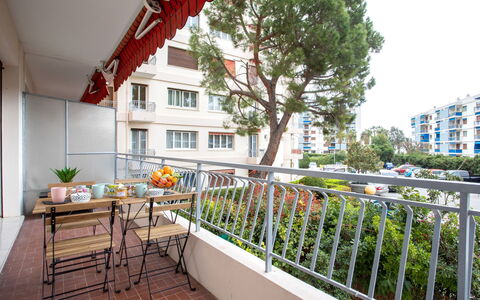 Epsom: Table, Ciel, Meubles, Propriété, Bâtiment, Nuage, Vaisselle, Bleu Azur, Chaise, Design Intérieur