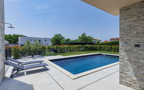 Prudensia: L'Eau, Ciel, Plante, Bâtiment, Piscine, Ombre, Rectangle, Condominium, Sol, Zone Résidentielle