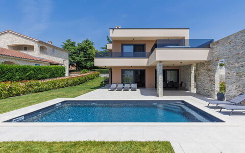 Prudensia: Plante, Bâtiment, L'Eau, Propriété, Ciel, Fenêtre, Bleu Azur, Piscine, Ombre, Arbre
