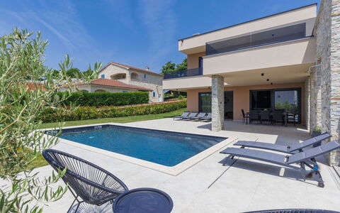 Prudensia: Propriété, Ciel, L'Eau, Piscine, Plante, Bleu Azur, Bâtiment, Mobilier De Jardin, Ombre, Chaise