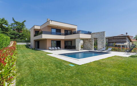 Prudensia: Ciel, Plante, Bâtiment, Rectangle, Piscine, Herbe, Fenêtre, Design Urbain, Condominium, Zone Résidentielle