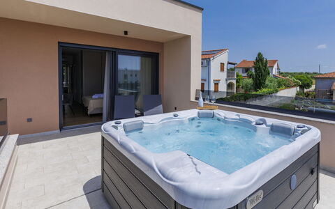 Prudensia: Propriété, Bâtiment, Fenêtre, L'Eau, Piscine, Architecture, Plante, Rectangle, Ciel, Loisir