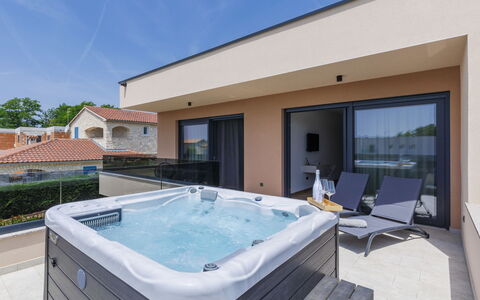 Prudensia: Ciel, Propriété, L'Eau, Fenêtre, Piscine, Plante, Architecture, Bâtiment, Ombre, Nuage
