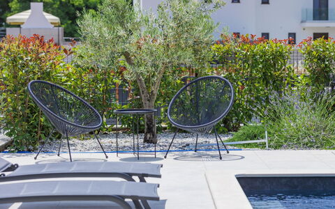 Prudensia: Plante, L'Eau, Propriété, Fenêtre, Mobilier De Jardin, Bâtiment, Design Urbain, Loisir, Herbe, Paysage