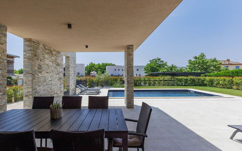 Prudensia: Plante, Propriété, L'Eau, Ciel, Ombre, Table, Mobilier De Jardin, Arbre, Piscine, Immobilier