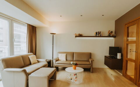 Goethe Close to the Beach: Propriété, Cadre, Canapé, Meubles, Table, Confort, Bâtiment, Bois, Design Intérieur, Salon