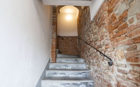 Il Borgo Apartment: Bâtiment, Escaliers, Bois, Design Intérieur, Sol, Sol, Maison, Brique, Plafond