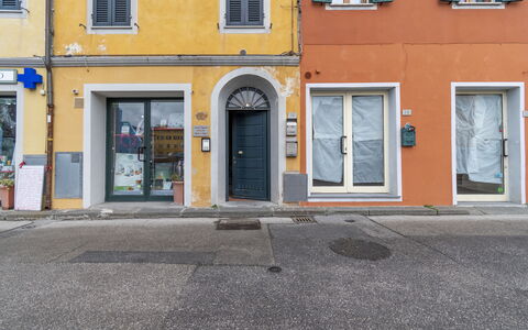 Il Borgo Apartment: Fenêtre, Porte, Bâtiment, Surface De La Route, Jaune, Asphalte, Façade, Ville, Gaz