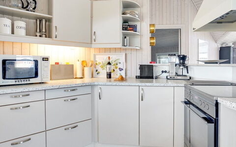 Dania - 300M from the Sea: Cuisine, Appareil De Cuisine, Comptoir, Design Intérieur, Principaux Appliance, Cabinetry, Sol, Plafond, Électroménager, Luminaire
