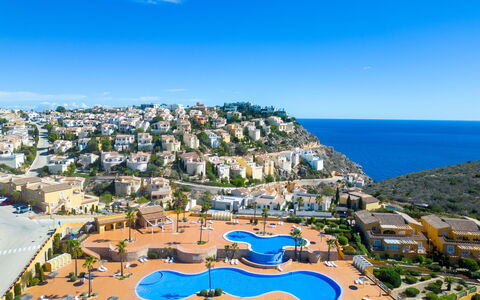Sentido: Ciel, Propriété, Bâtiment, L'Eau, Bleu Azur, Arbre, Cotiers Et Relief Océaniques, Design Urbain, Loisir