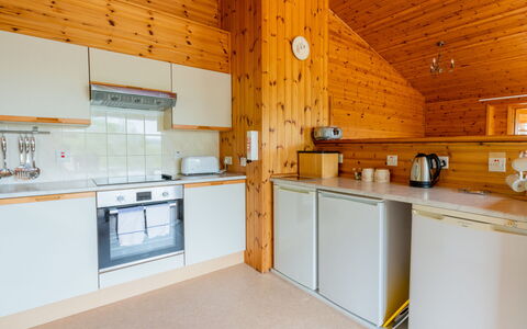Drumnadrochit 120: Cabinetry, Comptoir, Appareil De Cuisine, Cuisine, Bois, Cuisinière, Design Intérieur, Sol, Sol, Bâtiment