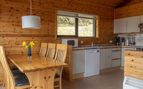 Drumnadrochit 120: Cabinetry, Meubles, Propriété, Evier, Fenêtre, Table, Évier, Comptoir, Bâtiment, Bois