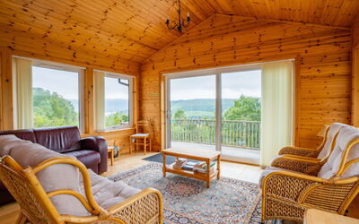 Drumnadrochit 120: Propriété, Meubles, Fenêtre, Bâtiment, Plante, Bois, Design Intérieur, Table, Arbre, Architecture