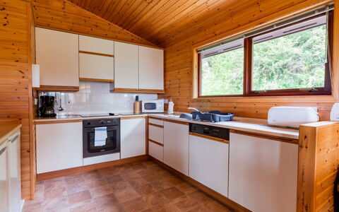 Drumnadrochit 121: Cabinetry, Comptoir, Fenêtre, Appareil De Cuisine, Cuisine, Cuisinière, Bois, Design Intérieur, Sol, Sol