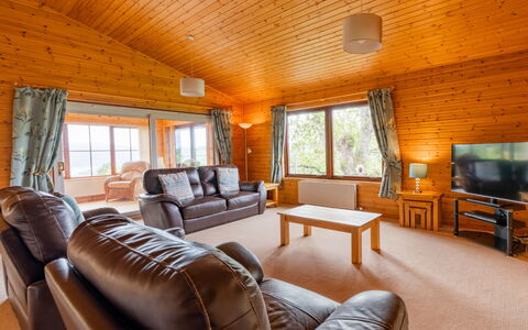 Drumnadrochit 121: Propriété, Meubles, Canapé, Confort, Bois, Salon, Table, Éclairage, Design Intérieur, Sol
