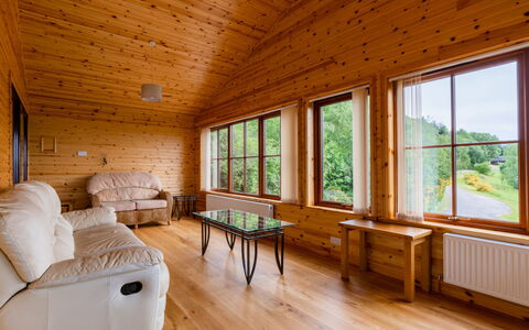 Drumnadrochit 121: Propriété, Meubles, Fenêtre, Bois, Table, Sol, Design Intérieur, Sol, Bâtiment, Confort